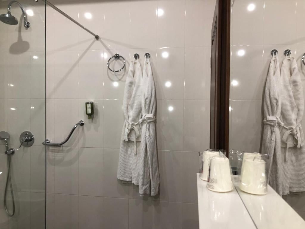 Bathroom of the Deluxe Double or Twin Bedroom