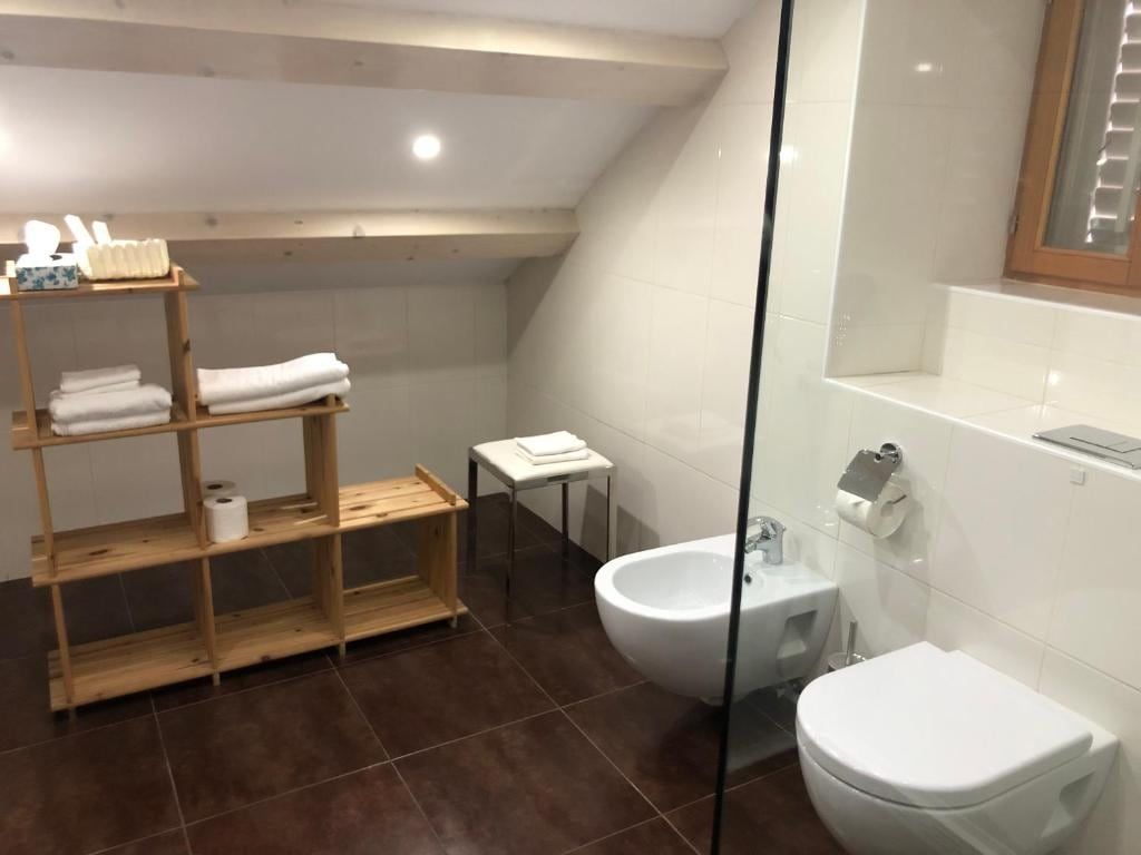 Bathroom of the Deluxe Double or Twin Bedroom