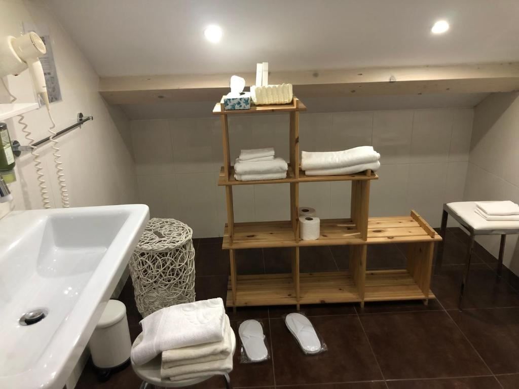 Bathroom of the Deluxe Double or Twin Bedroom
