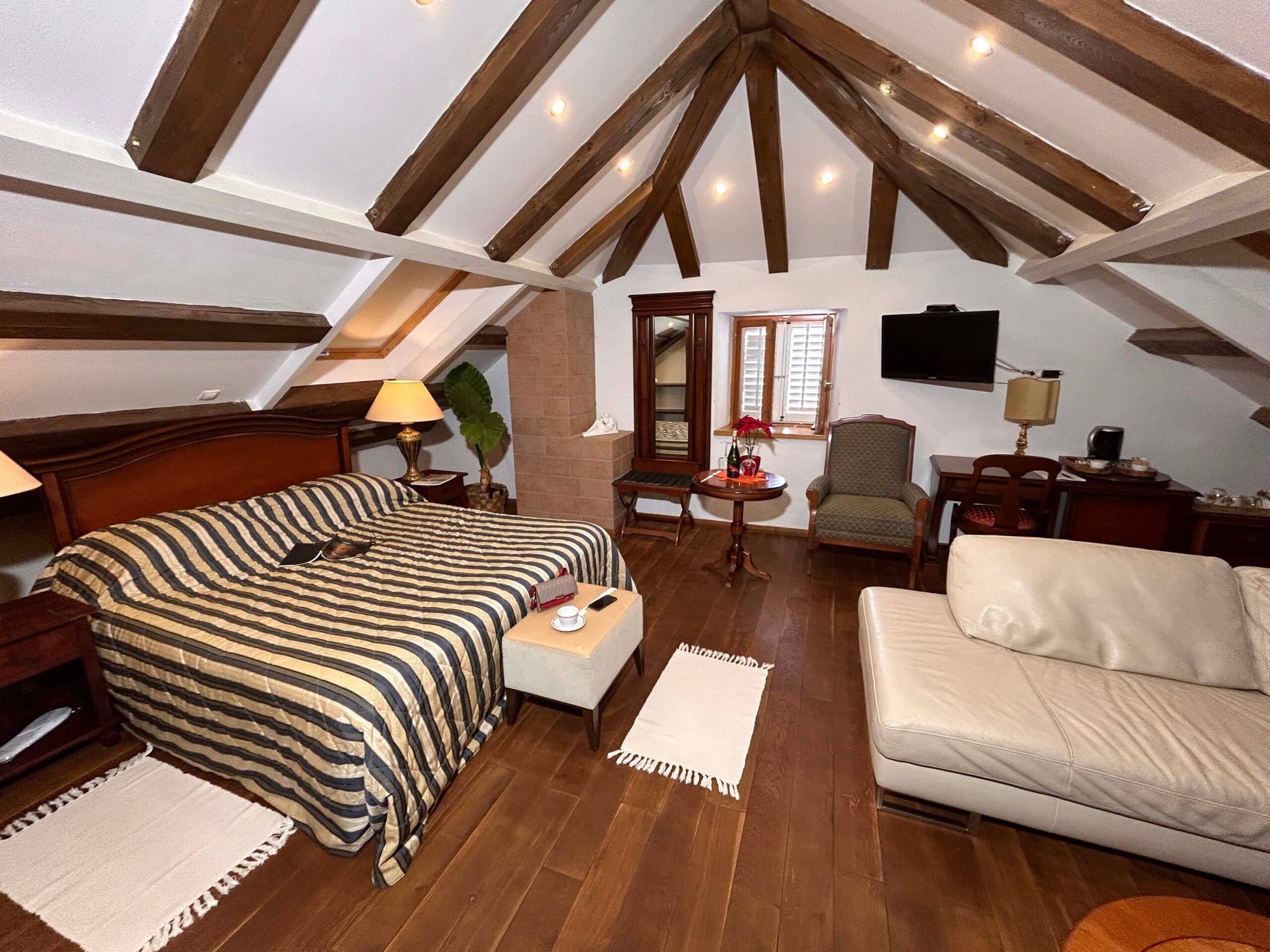 Deluxe Suite 2+1 under wooden beams, with double bed and lounge corner