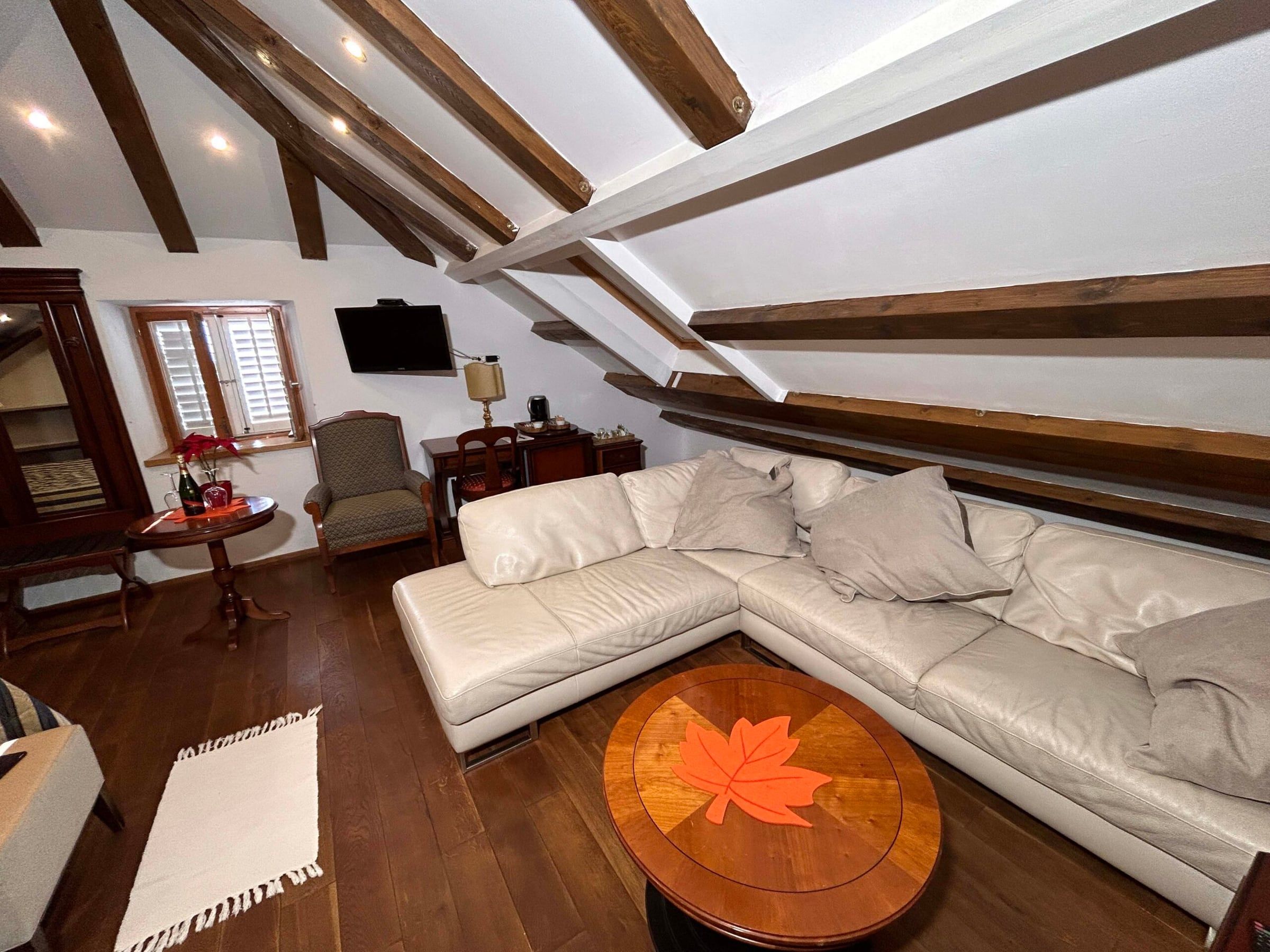 Lounge with a large sofa in the Deluxe Suite 2+1
